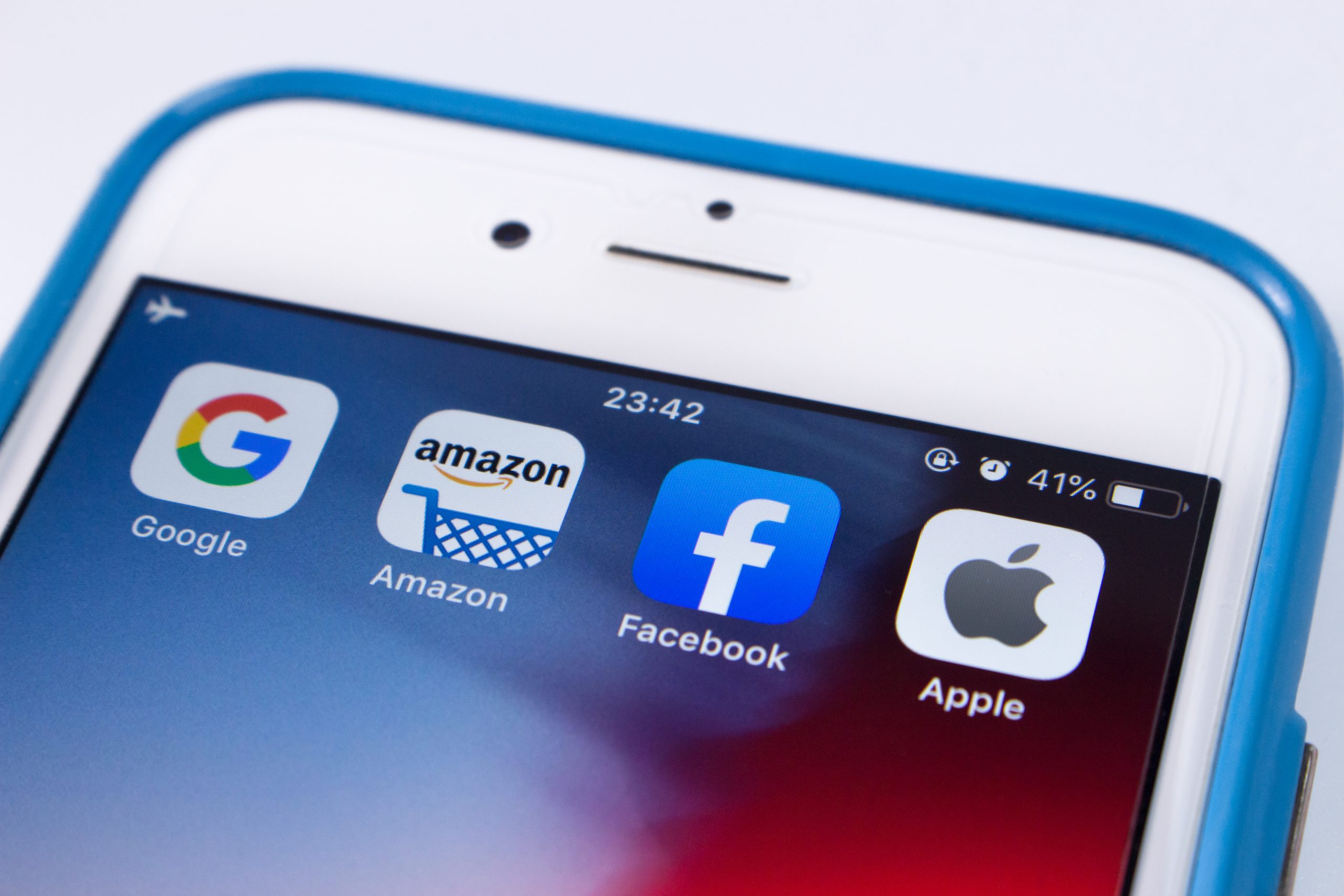 Ícones das empresas big techs - Google, Amazon, Facebook e Apple - em uma tela de celular