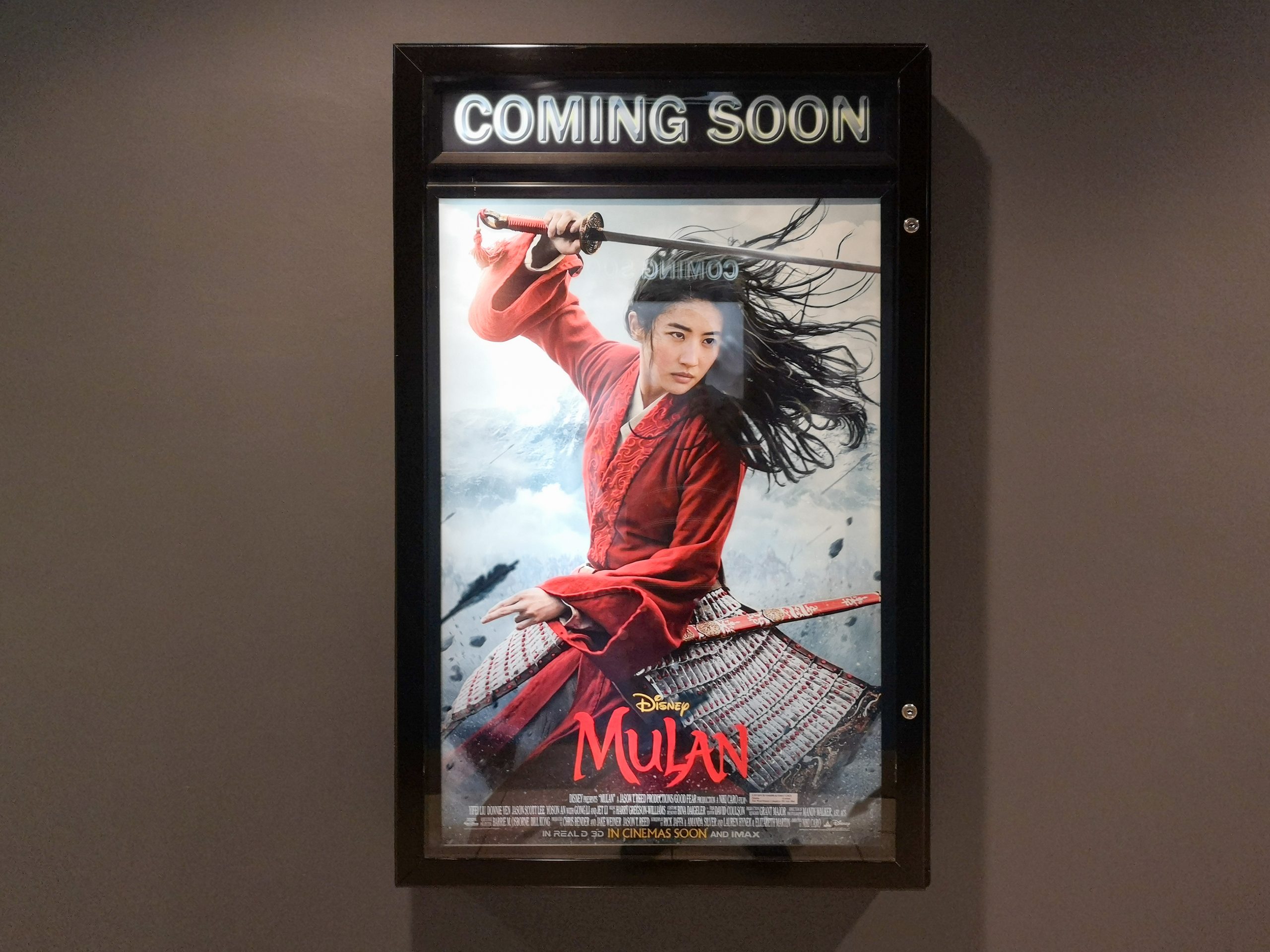Disney — Cartaz do live-action "Mulan"
