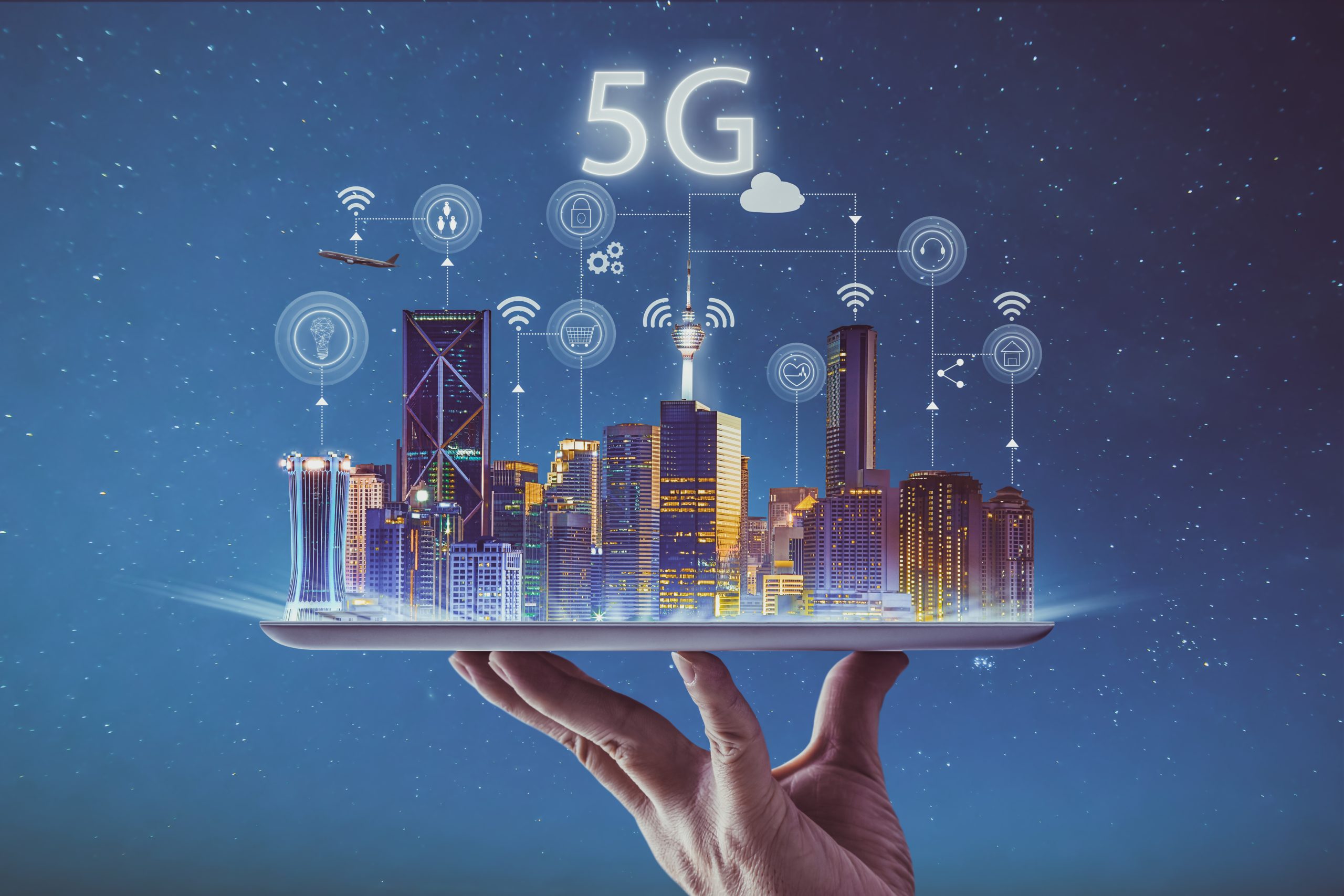 Mão segura bandeja com prédios conectados emulando rede 5g
