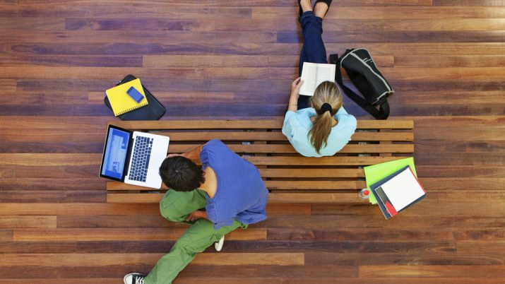 estudantes com computador em foto vista de cima educação