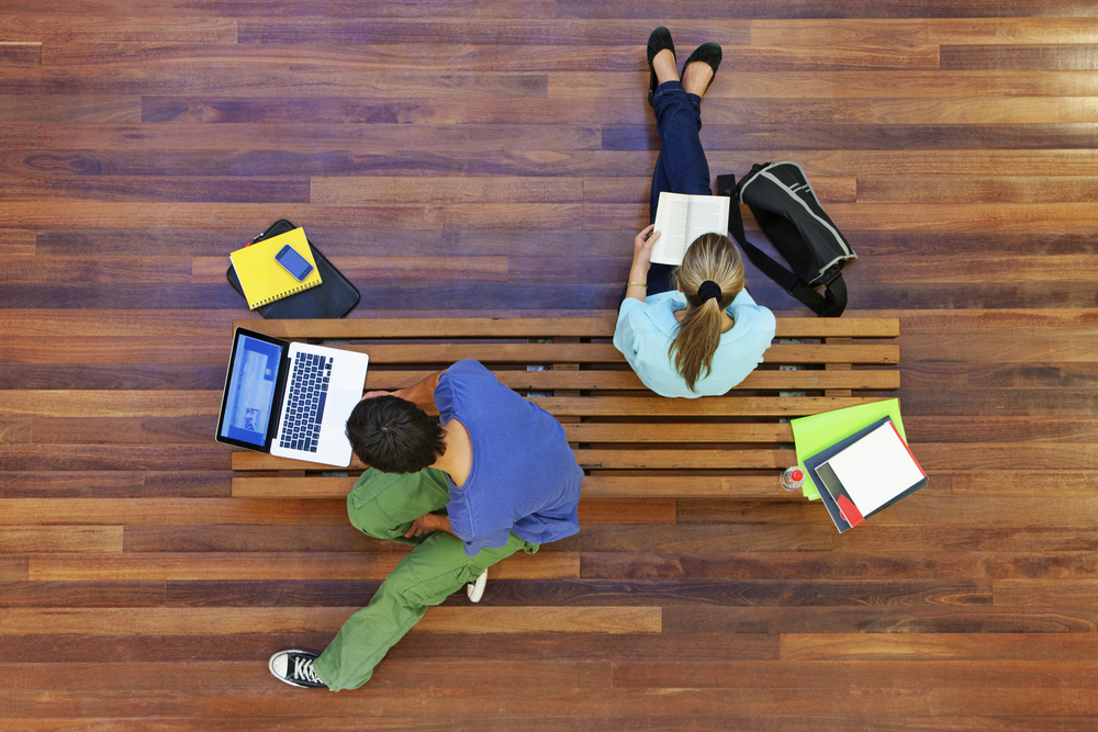 estudantes com computador em foto vista de cima educação