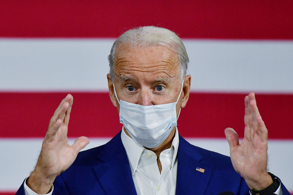 Biden de máscara