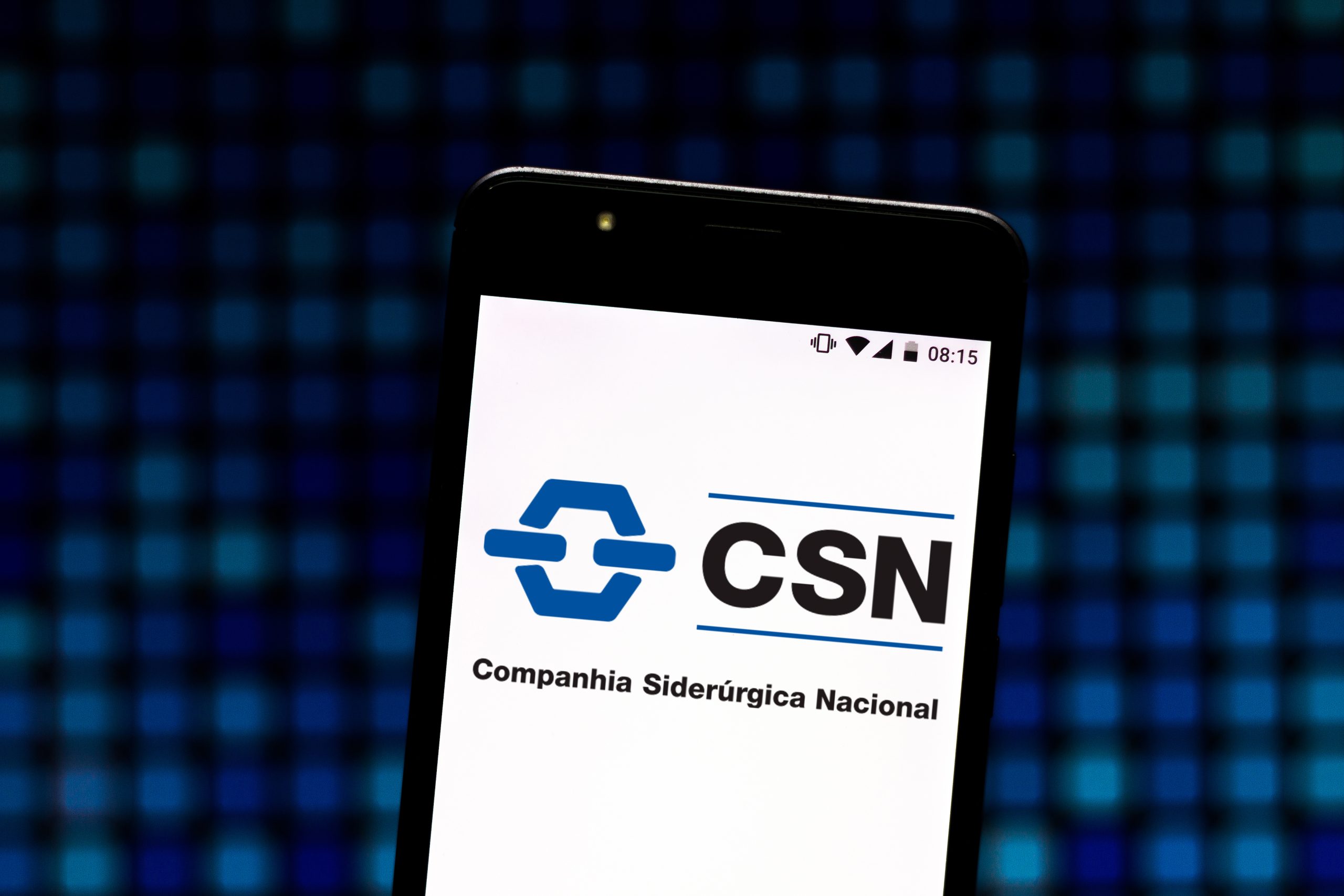 tela de celular mostra logotipo da CSN (CSNA3) | CSN Mineração (CMIN3) recompra de ações