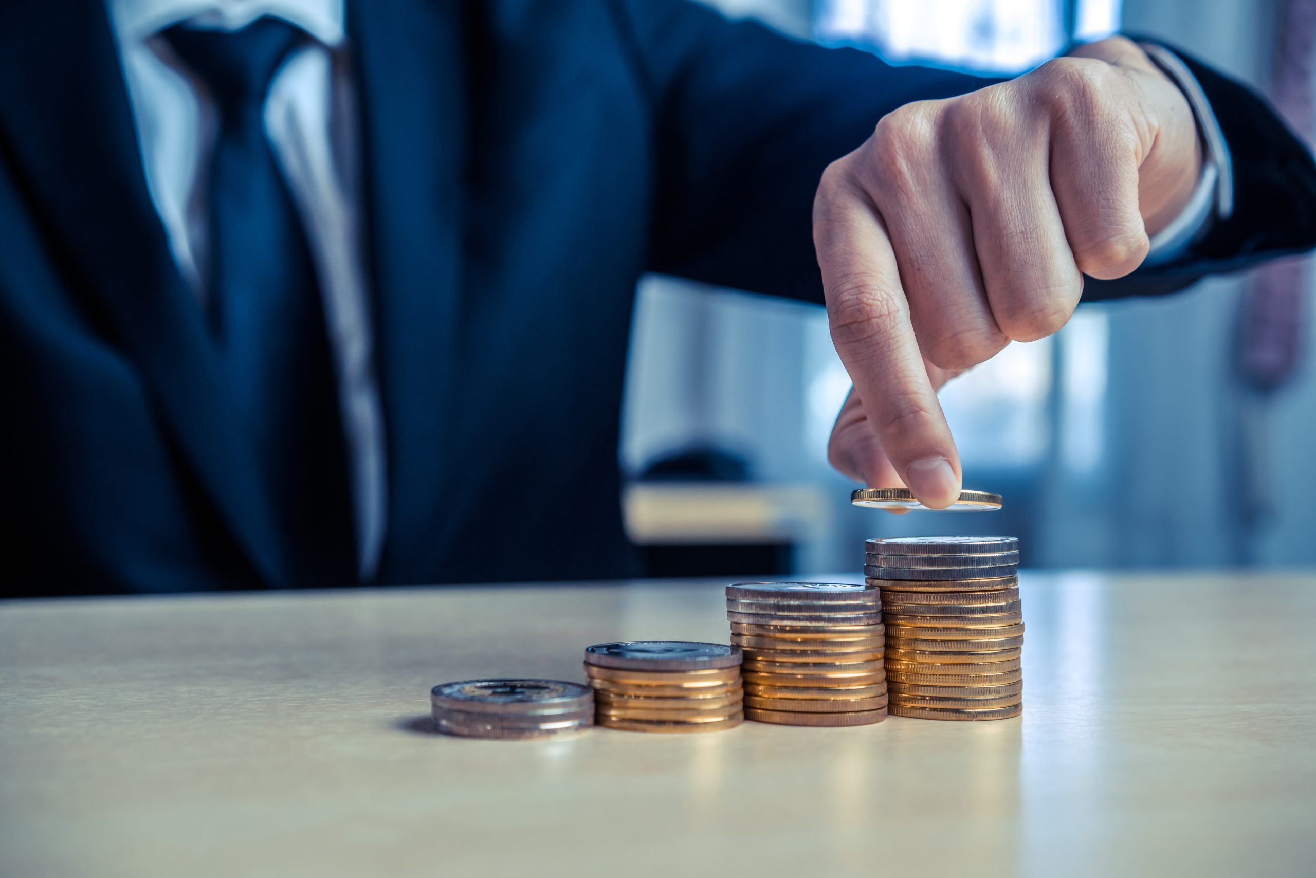 moedas em fileira, simbolizando dividendos e juros sobre capital próprio