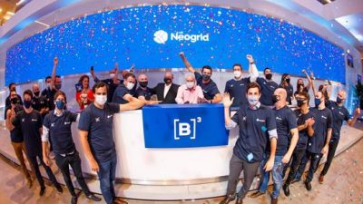 Executivos da Neogrid tocam a campainha para celebrar o início da negociação das ações da companhia