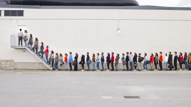 fila de pessoas