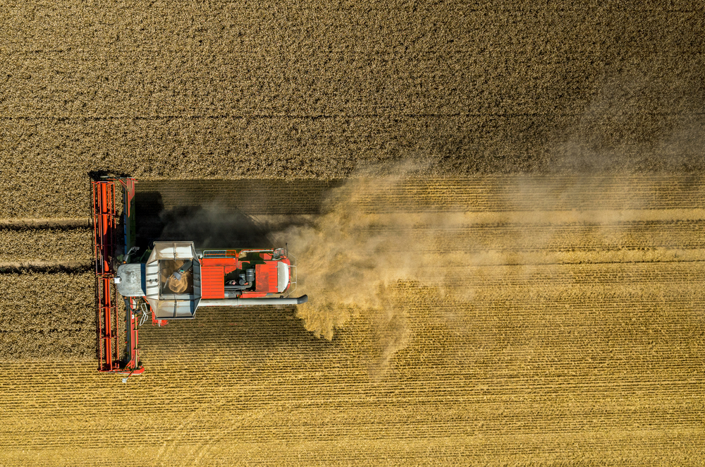 vista aérea do campo, com uma máquina agrícola localizada mais ao lado esquerdo