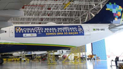 Avião da Azul no hangar aguardando decolagem para buscar vacinas na Índia