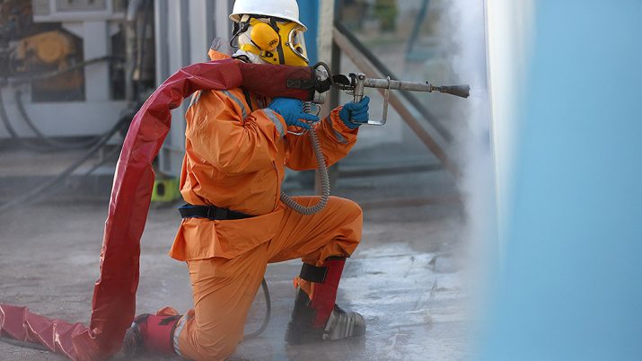 Trabalhador da Priner realiza pintura em planta industrial