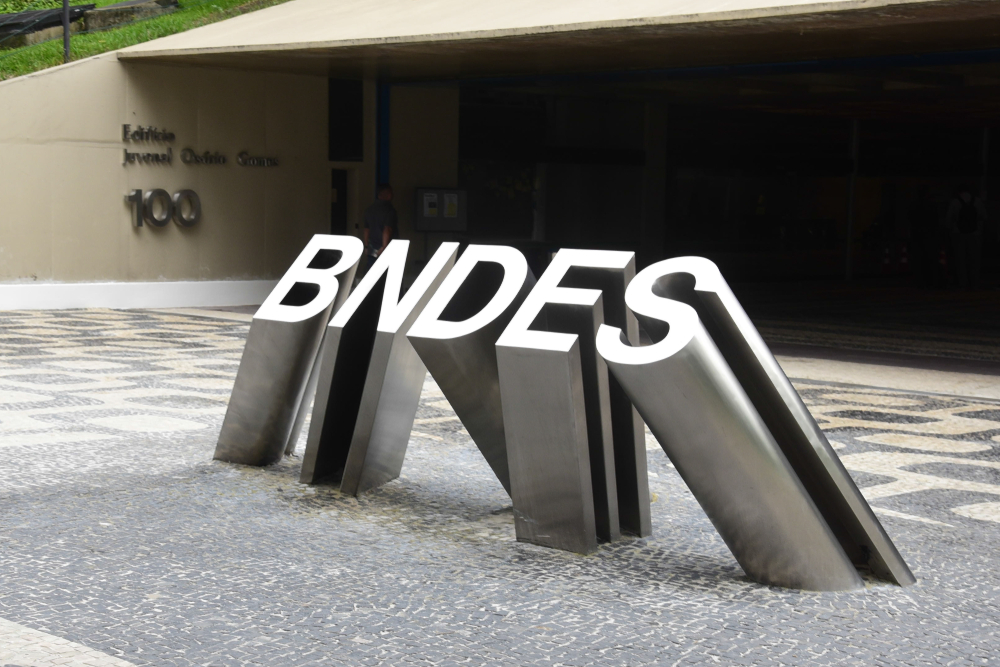 Logo do BNDES em frente à sede do banco no Rio de Janeiro