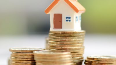 casa sobre pilhas de moedas imóveis