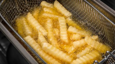 Deep,Frying,French,Fries,In,The,Metal,Frying,Basket