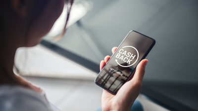 Shopping,And,Cashback,Concept,,Money,Refund,,Woman,Hand,Holding,Smartphone