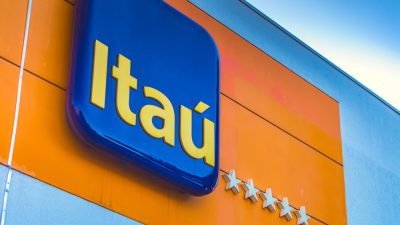 Logo do Itaú em fachada do banco; vagas de emprego