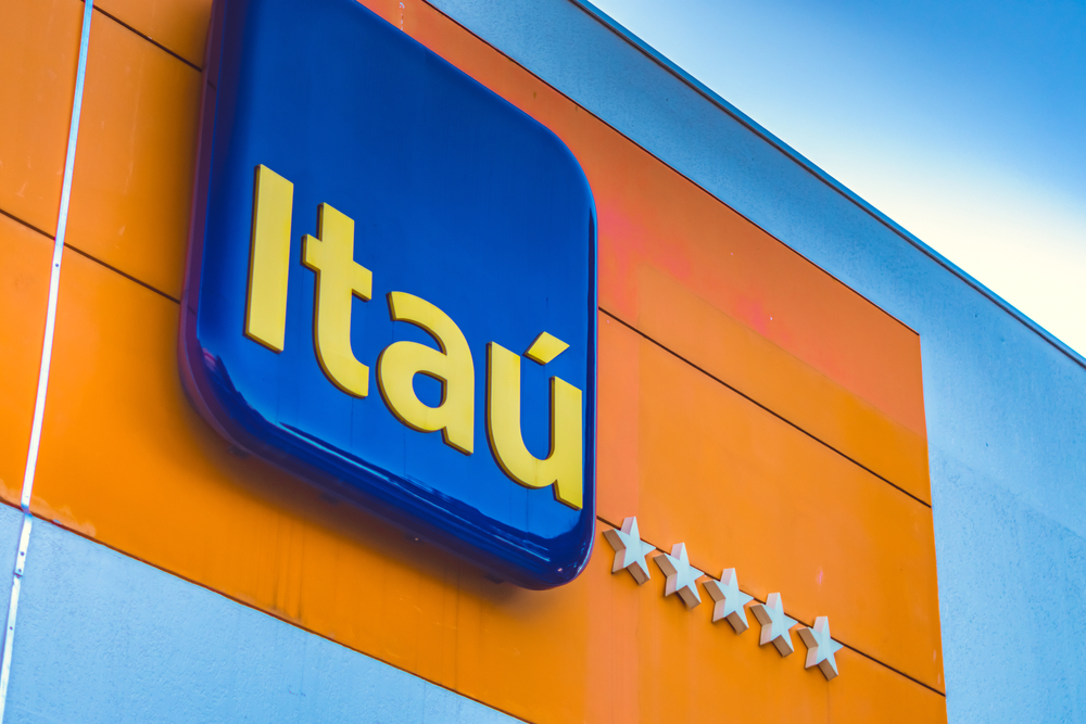 Logo do Itaú em fachada do banco; vagas de emprego