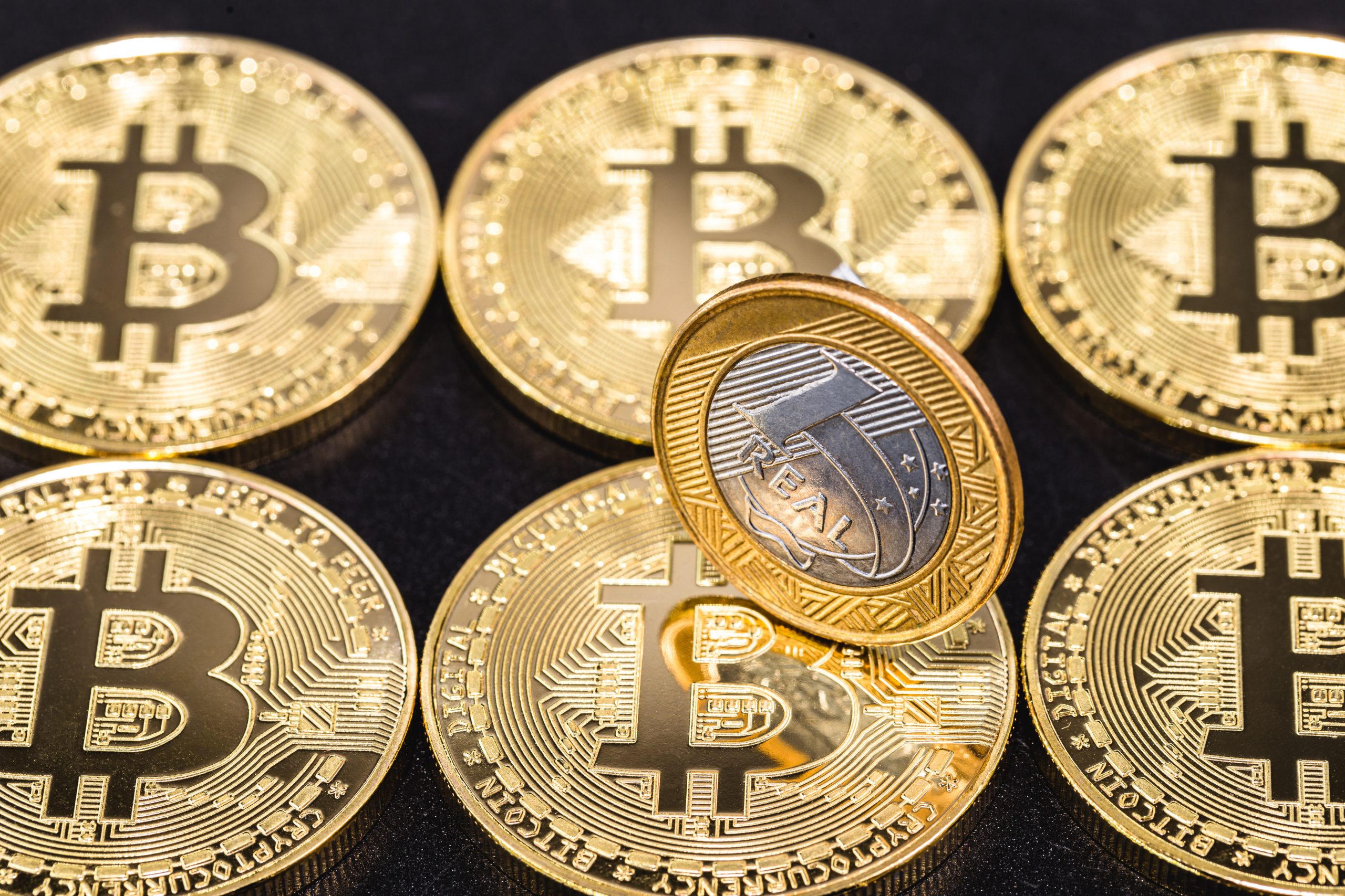 moeda de 1 real sobre moedas de bitcoin