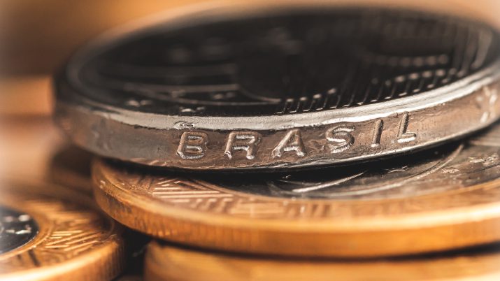moedas de real empilhadas