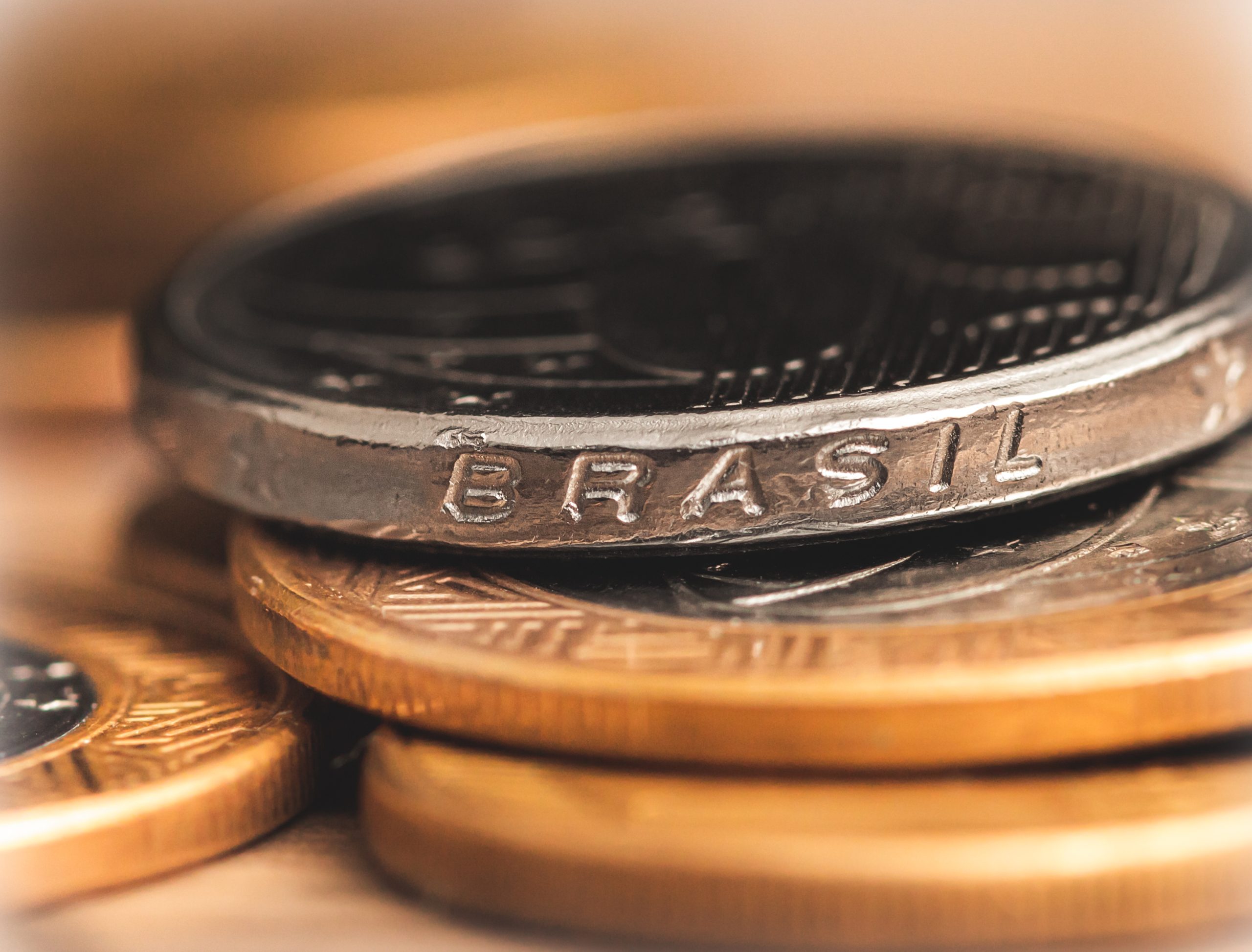 moedas de real empilhadas