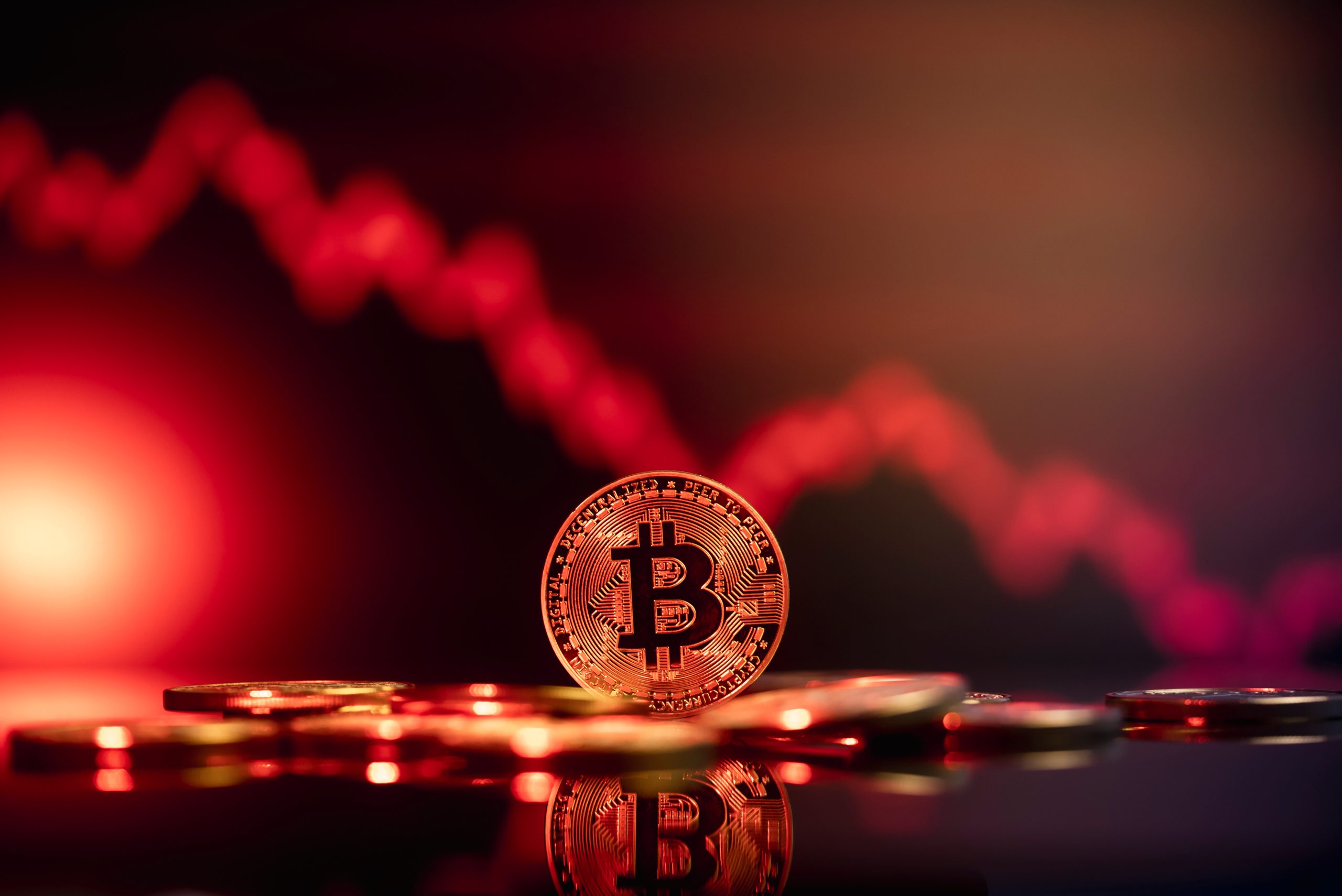 Queda do bitcoin que puxou o mercado de criptomoedas no semestre, confira