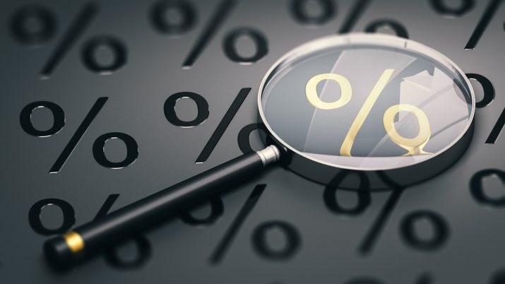 Arte mostrando uma lupa focalizando um símbolo de porcentagem; indicação para matérias envolvendo juros, Selic, Banco Central (BC), investimentos e outros
