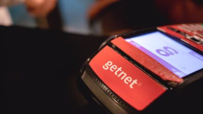 Maquininha da Getnet (GETT11) sobre uma mesa