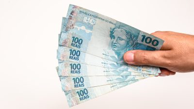 100,Reais,Bills,From,Brazil,,Held,By,Male,Hand,On
