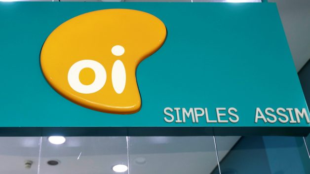 NÃO USAR! The logo of Brazilian telecoms company Oi SA is pictured inside a store in Sao Paulo