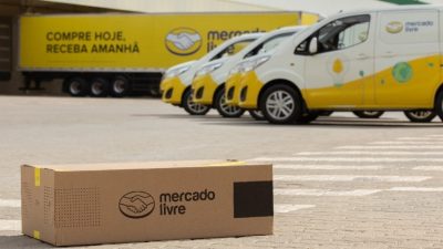 Mercado Livre (MELI), com carros da empresa ao fundo