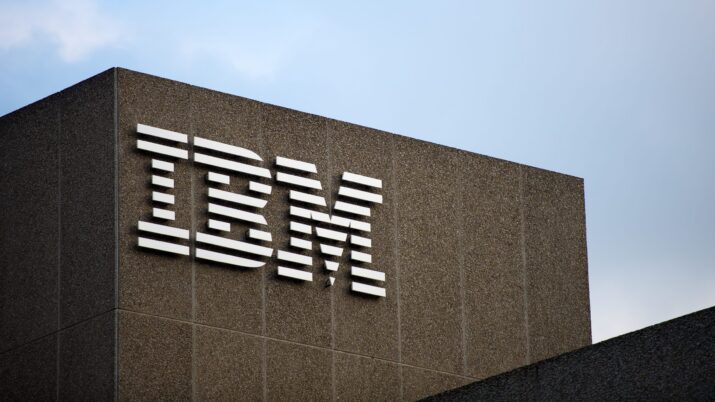 prédio da IBM com iniciais da empresa em branco
