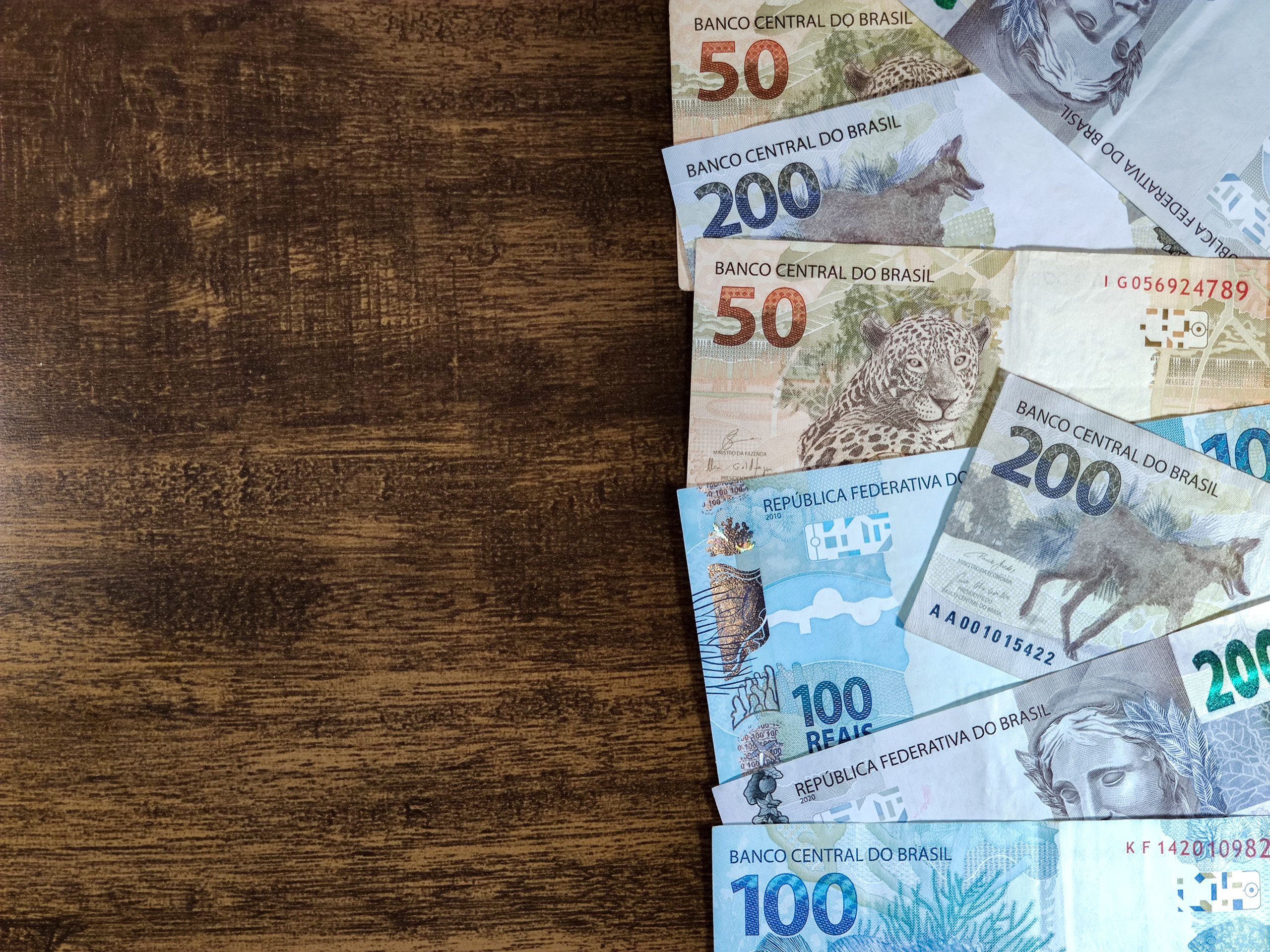 notas de reais em uma mesa | Dividendos