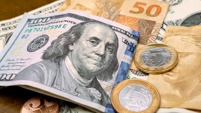 Notas de dólar e real, inflação
