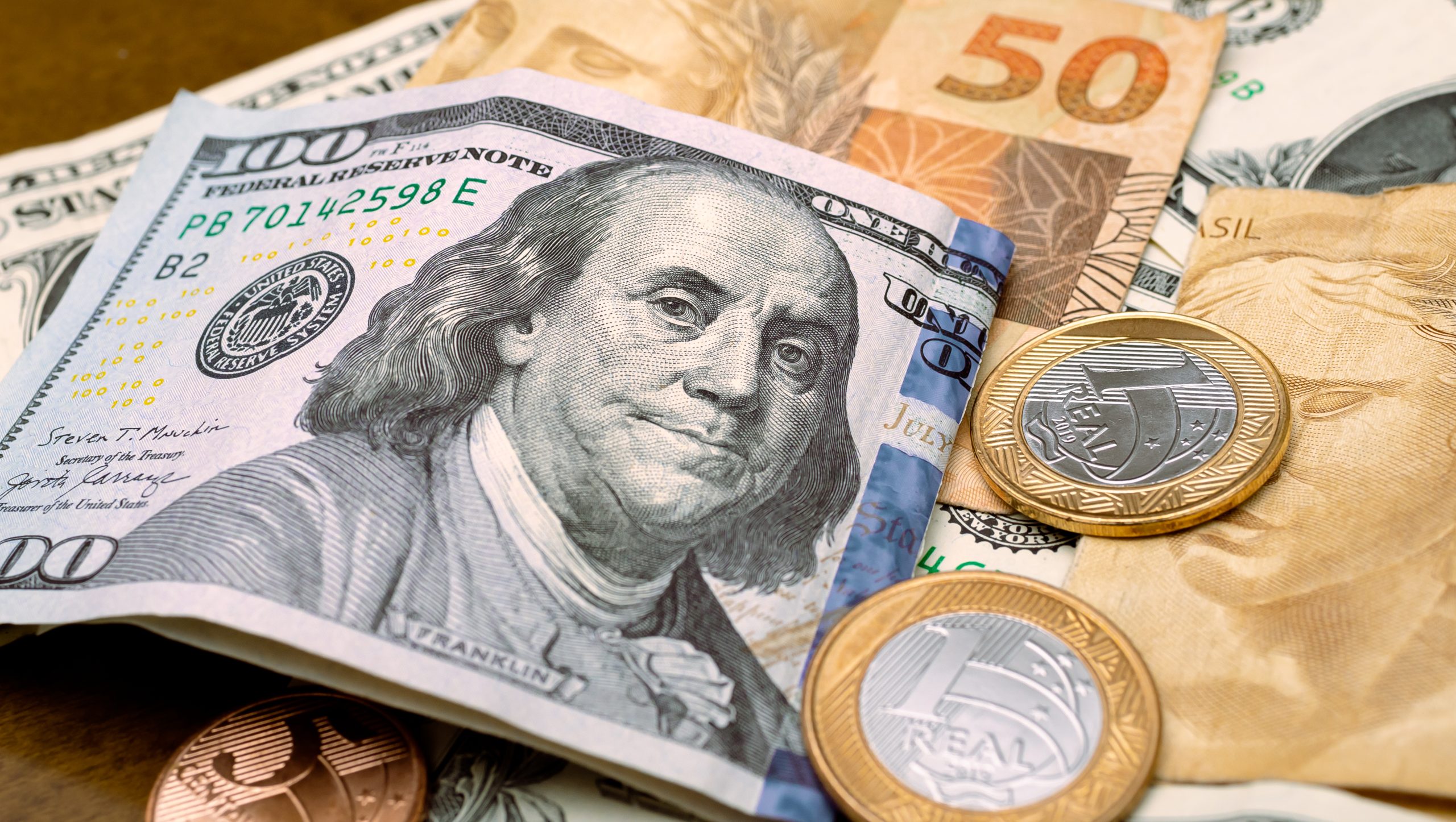 Notas de dólar e real, inflação