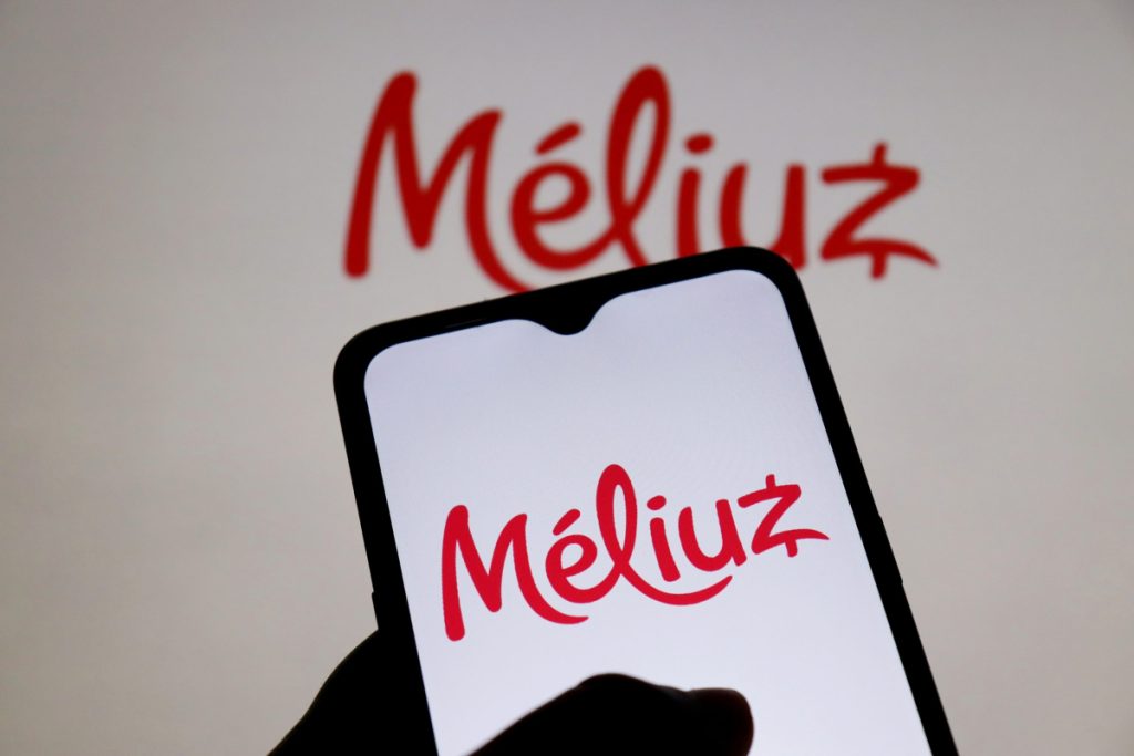 Celular com logo da Méliuz na tela branca