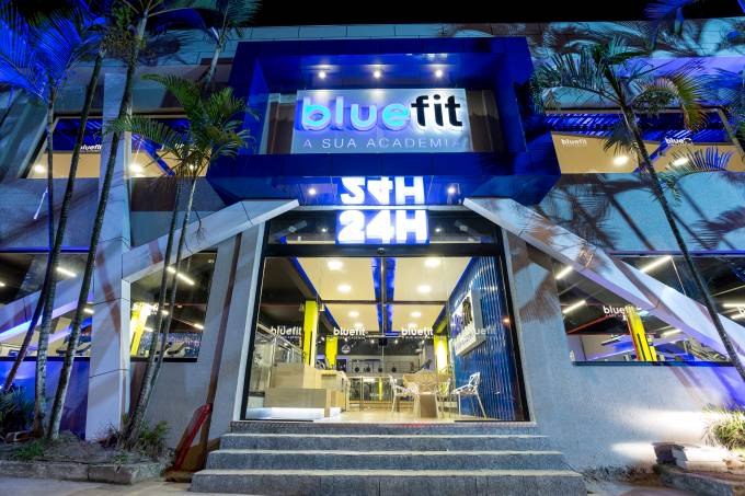 Fachada de academia de ginástica da rede Bluefit