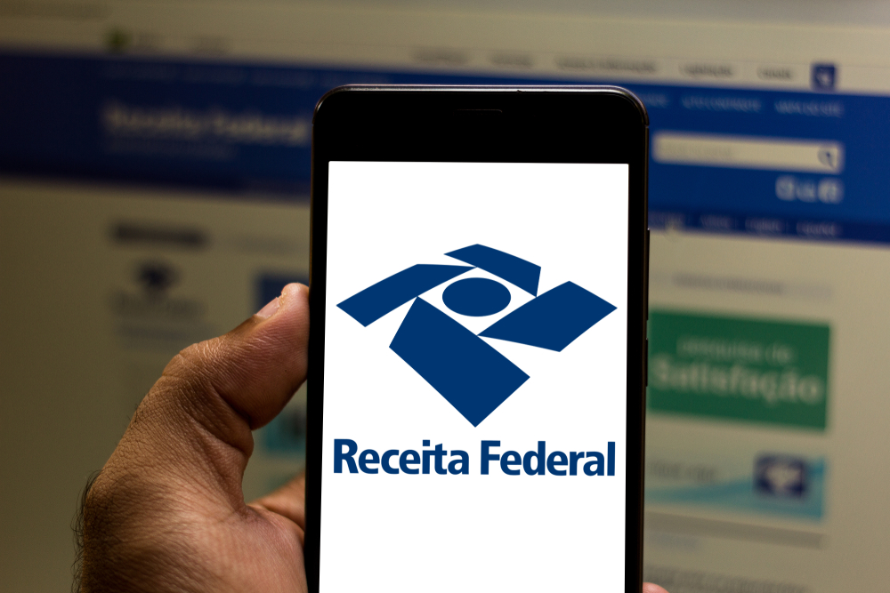 Logo da Receita Federal em tela de celular