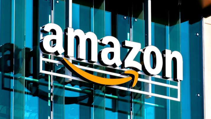 Fachada de vidro da Amazon com logo à frente
