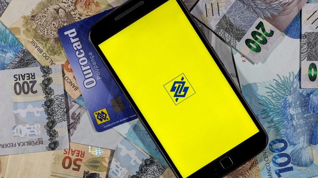 Logo do Banco do Brasil na tela de um celular