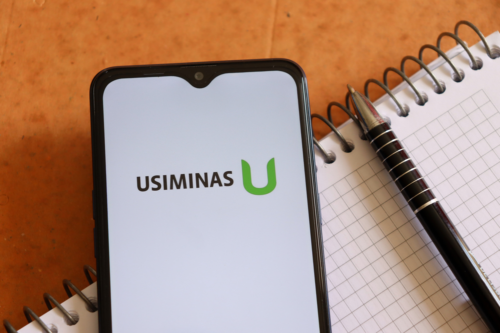 Logotipo da Usiminas (USIM5) na tela do celular