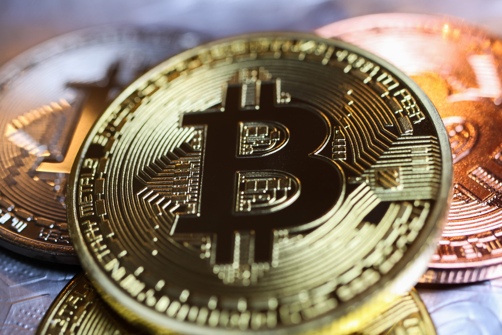 Imagem com moedas representando ativos digitais, como bitcoin e ethereum.