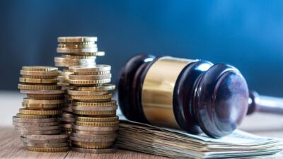 Martelo de juiz e dinheiro, representando a Justiça em casos de precatórios, herança e recuperação judicial