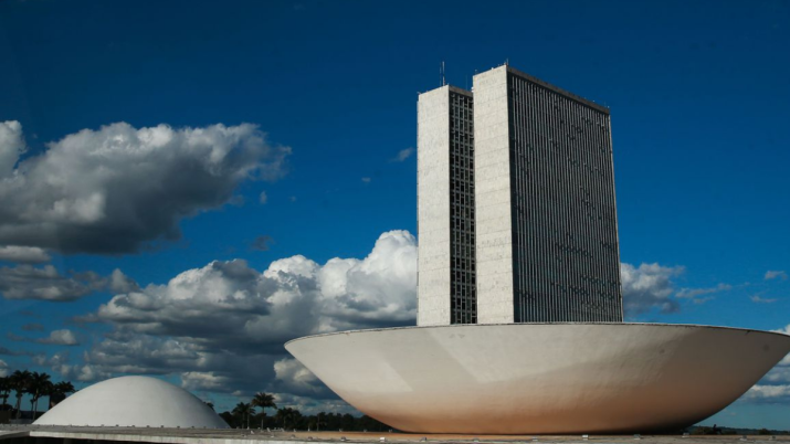 Foto de brasília com céu azul ao fundo