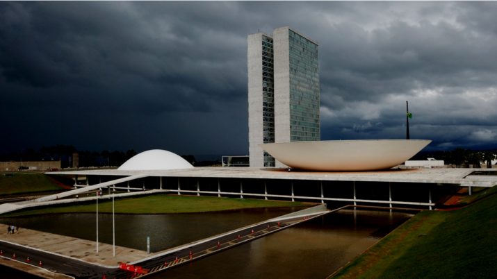 Foto do Congresso Nacional, em Brasília, num dia de céu carregado; a imagem representa o clima tenso em Brasília e os desdobramentos negativos para a bolsa. Orçamento Secreto