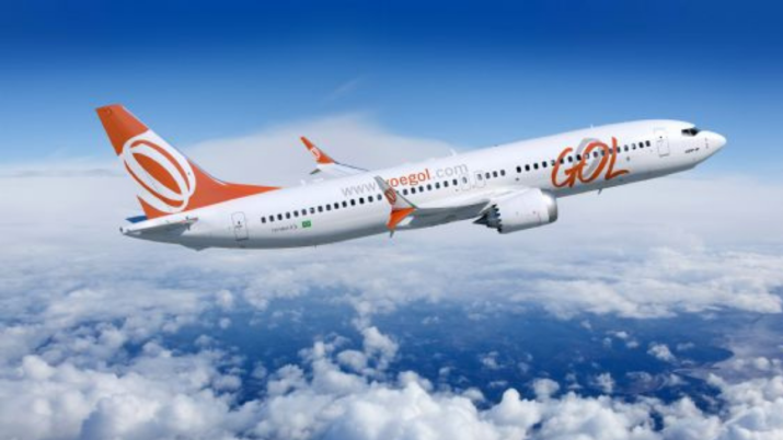 Imagem de avião da Gol (GOLL4) voando num céu azul, com algumas nuvens brancas | Ibovespa