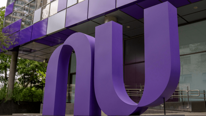 Fachada da sede do Nubank; vagas