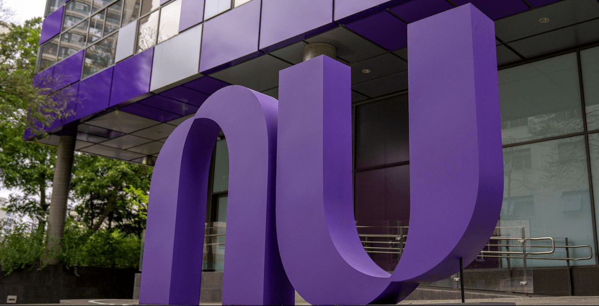 Fachada da sede do Nubank; vagas
