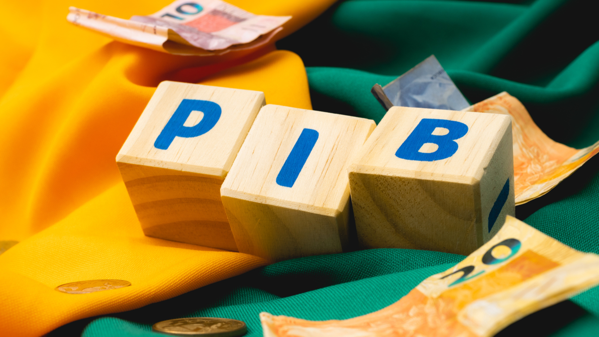 Montagem com fundo verde e amarelo, notas de Real espalhadas e três blocos no primeiro plano, com as letras 'P', 'I' e 'B'; a imagem faz alusão ao PIB no segundo trimestre; itaú eleva projeção / agenda da semana