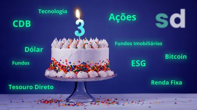 Bolo com vela de número 3 acesa, no fundo o logo do SD, as palavras renda fixa, ações, fundos imobiliários, bitcoin, CDB, fundos, debêntures, dólar, Tesouro Direto, tecnologia, ESG estão em volta do bolo