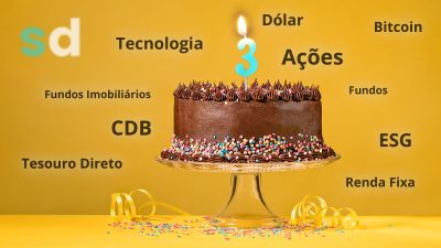 Bolo com vela de número 3 acesa, no fundo o logo do SD, as palavras renda fixa, ações, fundos imobiliários, bitcoin, CDB, fundos, debêntures, dólar, Tesouro Direto, tecnologia, ESG estão em volta do bolo