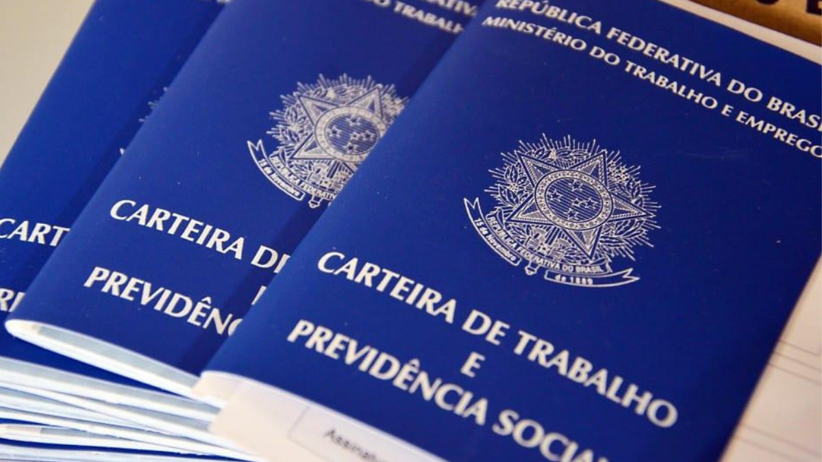 Foto com três carteiras de trabalho empilhadas; representa os dados do Caged, que indicam a abertura e o fechamento de vagas formais no país