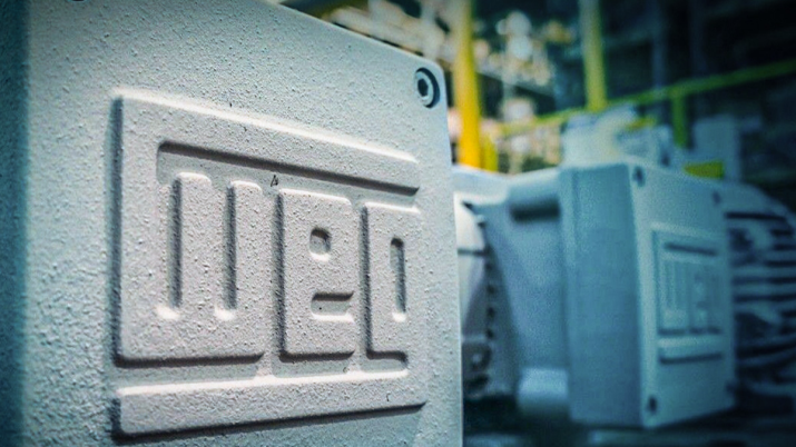 Fábrica com objeto com logo da WEG (WEGE3)